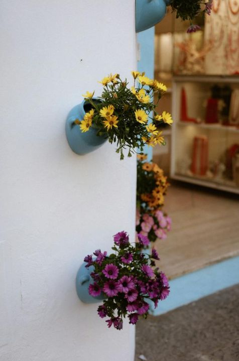 Guest building bouquet